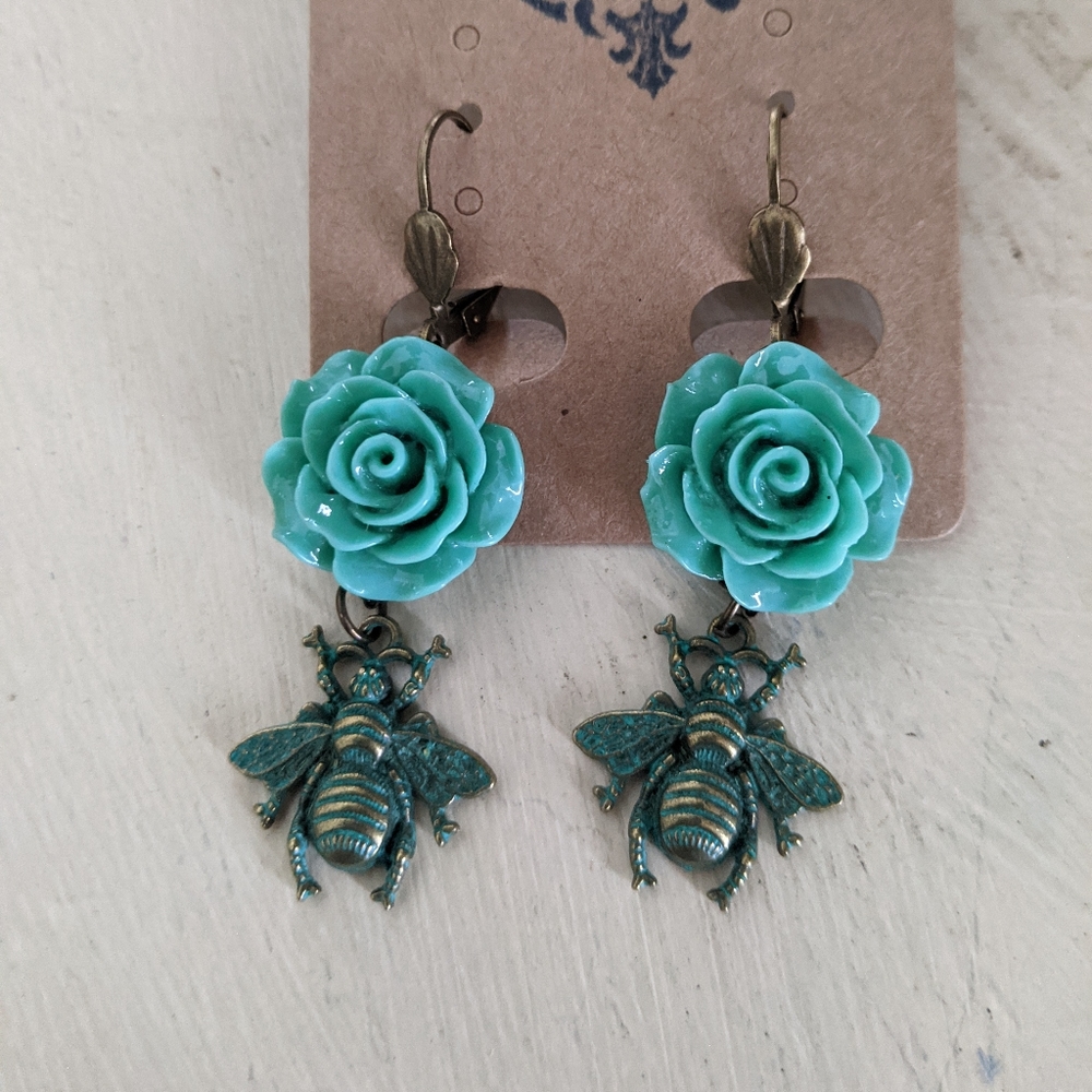 Bee earrings with flower, handmade by me